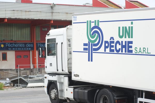 Camion unipêche en quai de débarquement