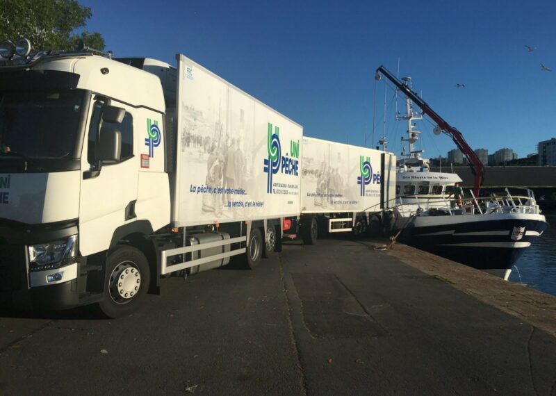 Camion Unipêche en cours de chargement de produits de la mer