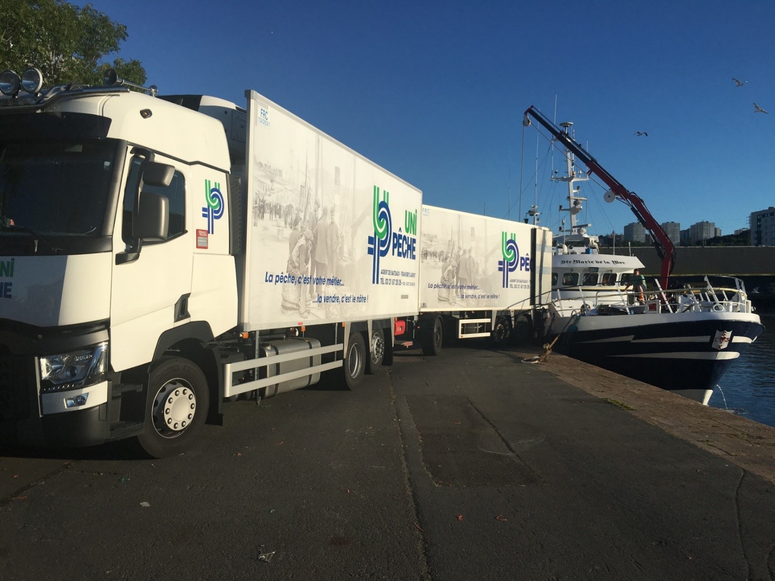 Camion Unipêche en cours de chargement de produits de la mer